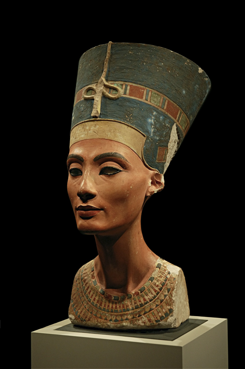 아이섀도는 고대 이집트문명에서 1만년전부터 사용된 것으로 알려져있다. 그림은 아이섀도가 선명히 그려진 이집트왕비Nefertiti, 1370~1330 BC 네퍼티티 반신상이다.  베를린  Neues Museum 소장. Arkadiy Etumyan