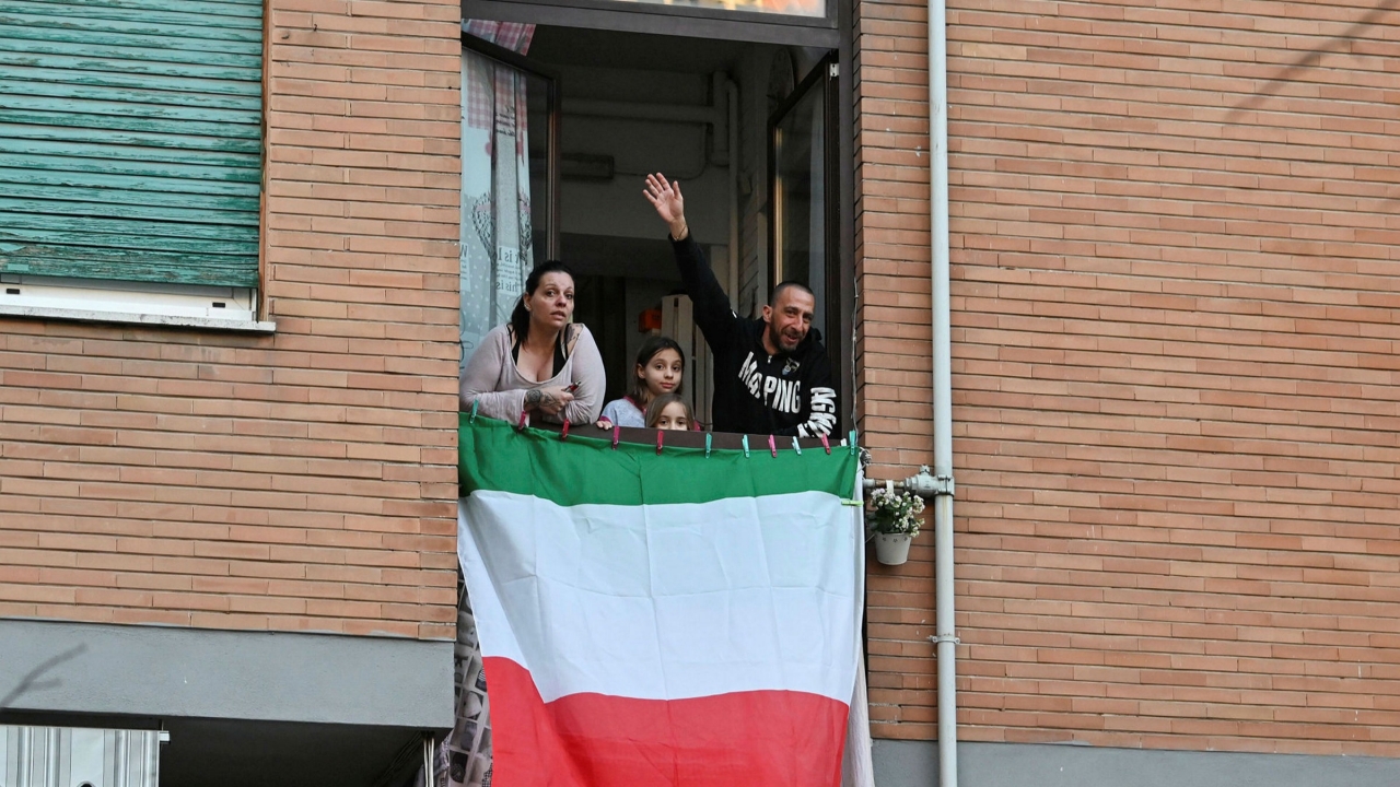 외부 왕래가 금지된 이탈리아 사람들이 아파트에서  국기를 내걸고 이웃들과 소통하고 있다. (c)Financial Times.