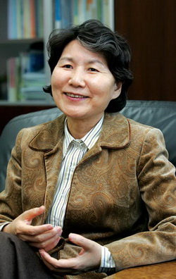 신혜수 여사는 한국여성의전화 대표(1995~2002년),  한국여성단체연합 대표(1999~2001년), 유엔여성차별철폐위원회 위원(2001~2008년),  성매매추방범국민운동 상임대표(2000년), 유엔산하 경제적 사회적 문화적 권리위원회 위원(2010~2018년)을 역임했다. 1996년 미국 워싱톤 소재 '국제여성법개발'이 주는 제1회 세계여성인권상을 받았으며, 2010년에는 삼성생명공익재단 주최 제10회 비추미여성대상 해리상(여성지위향상 및 권익신장 부분)을 수상했다.